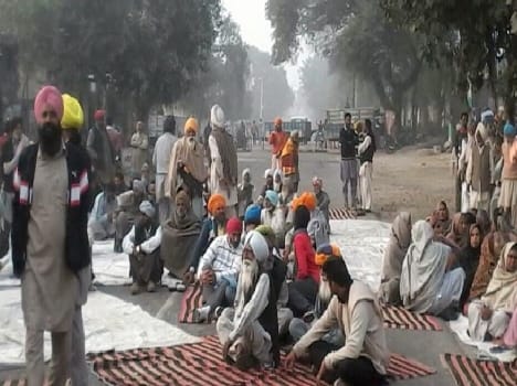 Landed on the road to build roads, people put the jam on Moga-Barnala main road